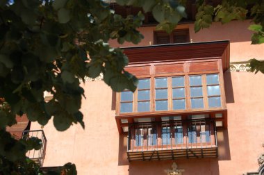 Granada 'nın en simgesel caddeleri ve tarihi binaları (Endülüs, İspanya). balkon