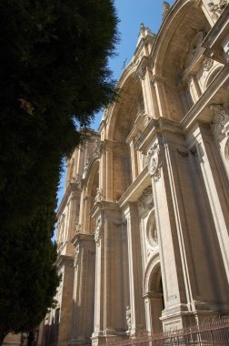 Granada 'nın en simgesel caddeleri ve tarihi binaları (Endülüs, İspanya). Katedral