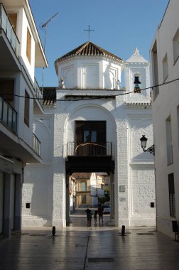Granada 'nın en simgesel caddeleri ve tarihi binaları (Endülüs, İspanya). Eski Kilise