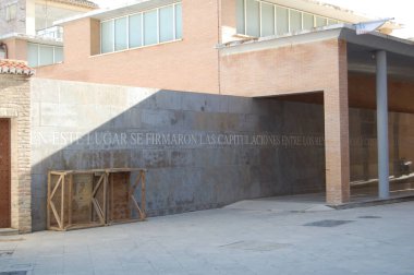 Granada 'nın en simgesel caddelerinin ve tarihi binalarının manzarası (Endülüs, İspanya)