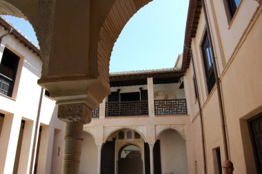 Granada 'nın en simgesel caddeleri ve tarihi binaları (Endülüs, İspanya). Eski Kilise