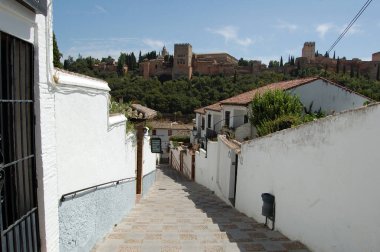 Granada 'nın en simgesel caddeleri ve tarihi binaları (Endülüs, İspanya). Albaisin (veya Albayzin) mahallesinden Alhambra