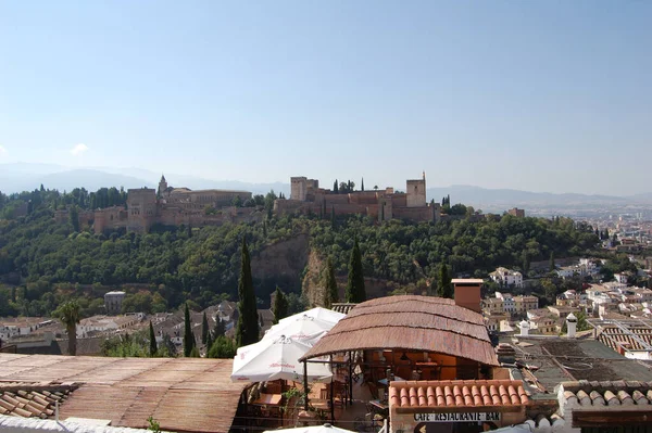 Granada 'nın en simgesel caddeleri ve tarihi binaları (Endülüs, İspanya). San Nicolas 'ın bakış açısından gelen Alhambra..