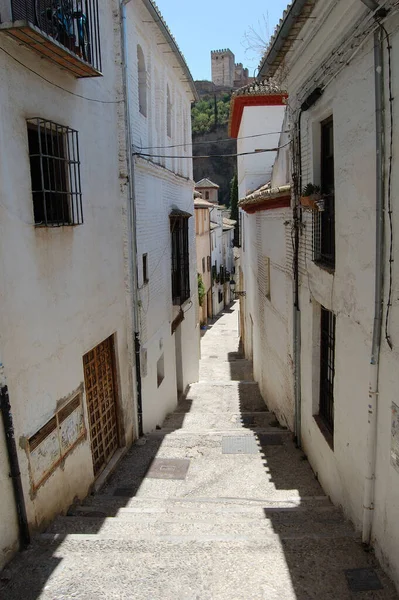 상징적 거리와 그라나다 스페인 루시아 역사적 건물들의 웃간의 알람브라 — 스톡 사진