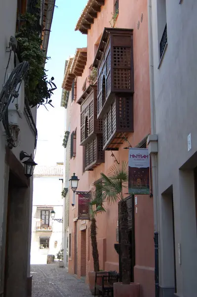 Pohled Nejtypičtější Ulice Historické Budovy Granady Andalusie Španělsko Balkon — Stock fotografie