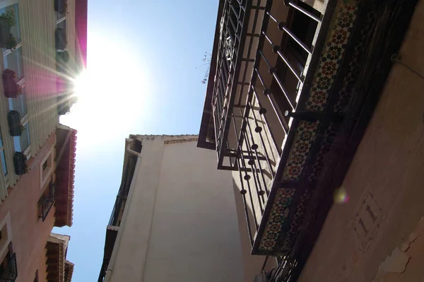 グラナダ アンダルシア スペイン の最も象徴的な通りや歴史的な建物の眺め バルコニー — ストック写真