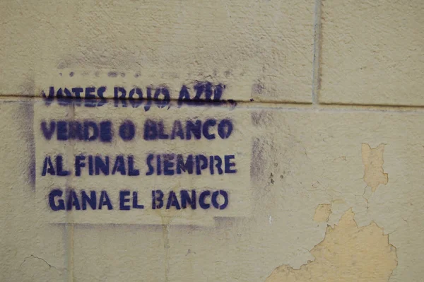 壁に落書き より良い未来を主張 あなたは赤 または白に投票し 最終的に銀行は常に勝つ グラナダ スペイン アンダルシア州 で撮影 — ストック写真