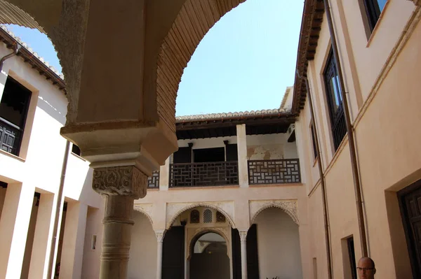 Granada 'nın en simgesel caddeleri ve tarihi binaları (Endülüs, İspanya). Eski Kilise