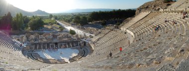 Efes Tiyatrosu 'nun (Türkiye) antik Roma harabelerinin panoramik görüntüsü).