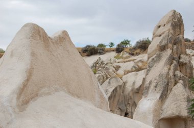 Goreme Vadisi, Kapadokya (Merkez Anadolu, Türkiye). Antik kaya kesimi Hıristiyan Bizans kiliseleri. Peri Bacaları