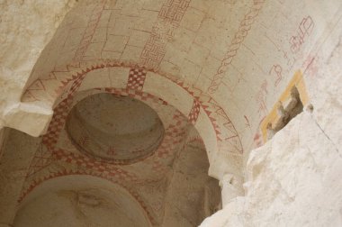 Goreme Vadisi, Kapadokya (Merkez Anadolu, Türkiye). Antik kaya kesimi Hıristiyan Bizans kiliseleri. Eski resimler. Peri Bacaları