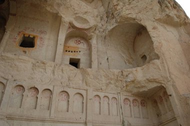 Goreme Vadisi, Kapadokya (Merkez Anadolu, Türkiye). Antik kaya kesimi Hıristiyan Bizans kiliseleri. Eski resimler. Peri Bacaları