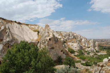 Goreme Vadisi, Kapadokya (Merkez Anadolu, Türkiye). Antik kaya kesimi Hıristiyan Bizans kiliseleri. Peri Bacaları