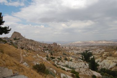 Kapadokya 'nın Uchisar antik troglodit köyü (Merkez Anadolu, Türkiye). Peri Bacaları