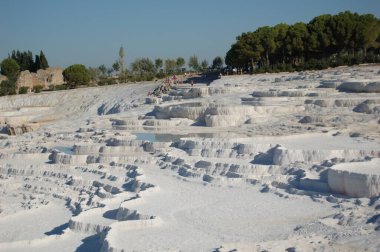 Pamukkale 'nin antik Roma hamamı (Anadolu, Türkiye). Hierapolis 'in Roma harabelerinin yanında. Doğal teraslar. 
