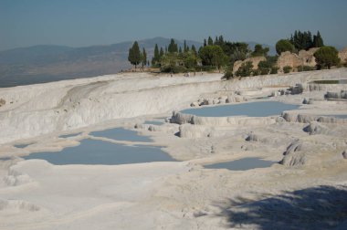 Pamukkale 'nin antik Roma hamamı (Anadolu, Türkiye). Hierapolis 'in Roma harabelerinin yanında. Doğal teraslar. 