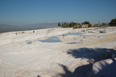 Pamukkale 'nin antik Roma hamamı (Anadolu, Türkiye). Hierapolis 'in Roma harabelerinin yanında. Doğal teraslar. 