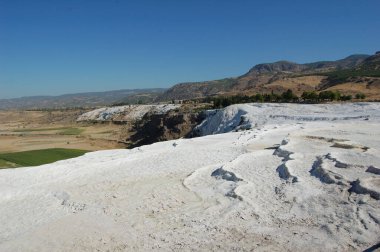 Pamukkale 'nin antik Roma hamamı (Anadolu, Türkiye). Hierapolis 'in Roma harabelerinin yanında. Doğal teraslar. 
