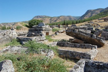 Antik Roma harabeleri Hierapolis (Anadolu, Türkiye). Pamukkale 'nin doğal kaplıcalarının yanında. Necropolis. Mezarlar
