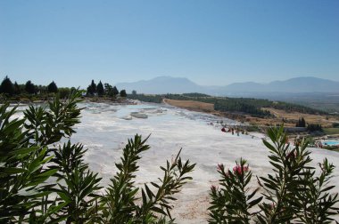 Pamukkale 'nin (Türkiye) antik Roma hamamı. Hierapolis 'in Roma harabelerinin yanında. Doğal teraslar. 