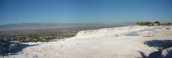 Pamukkale (Anadolu, Türkiye) antik Roma hamamlarının panoramik manzarası. Hierapolis 'in Roma harabelerinin yanında. Doğal teraslar. 