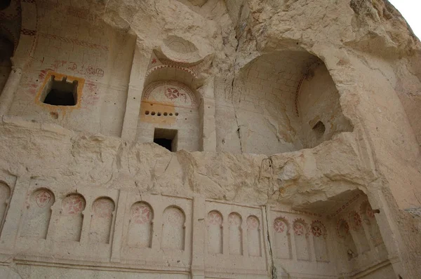 Goreme Vadisi, Kapadokya (Merkez Anadolu, Türkiye). Antik kaya kesimi Hıristiyan Bizans kiliseleri. Eski resimler. Peri Bacaları