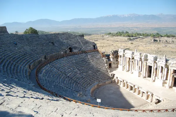 Αρχαία Ρωμαϊκά Ερείπια Της Ιεράπολης Ανατολία Τουρκία Ρωμαϊκό Θέατρο Δίπλα — Φωτογραφία Αρχείου