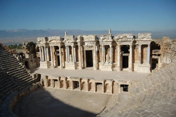Αρχαία Ρωμαϊκά Ερείπια Της Ιεράπολης Ανατολία Τουρκία Ρωμαϊκό Θέατρο Δίπλα — Φωτογραφία Αρχείου