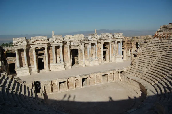 Αρχαία Ρωμαϊκά Ερείπια Της Ιεράπολης Ανατολία Τουρκία Ρωμαϊκό Θέατρο Δίπλα — Φωτογραφία Αρχείου