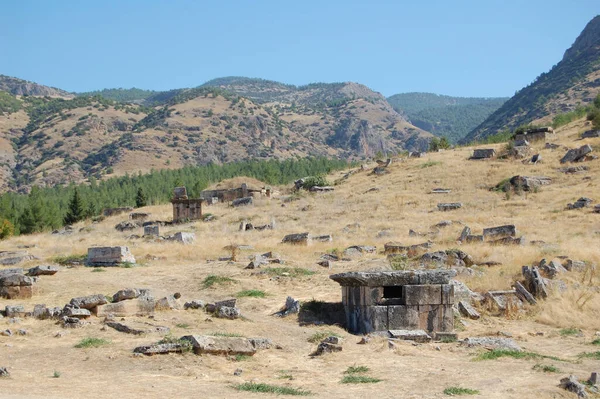 Antik Roma harabeleri Hierapolis (Anadolu, Türkiye). Pamukkale 'nin doğal kaplıcalarının yanında. Necropolis. Mezarlar