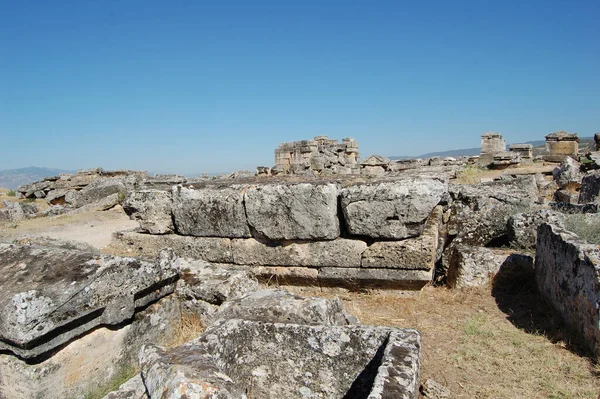 Antik Roma harabeleri Hierapolis (Anadolu, Türkiye). Pamukkale 'nin doğal kaplıcalarının yanında. Necropolis. Mezarlar
