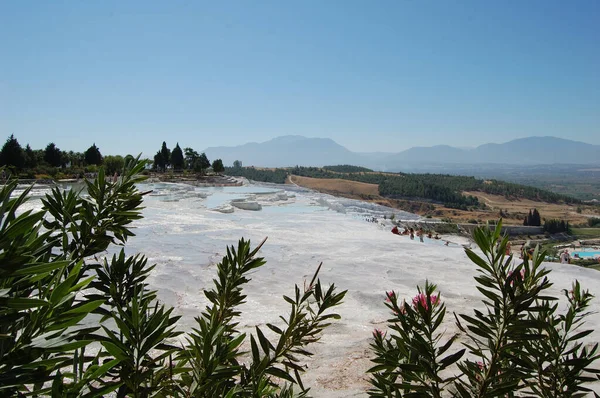 Pamukkale 'nin (Türkiye) antik Roma hamamı. Hierapolis 'in Roma harabelerinin yanında. Doğal teraslar. 