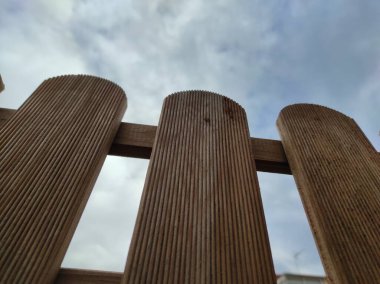 Duvar kağıdı dokusu. Tahta çitler gökyüzüne bakıyor.