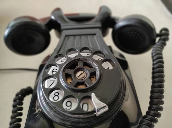 Παλιό Τηλέφωνο Κρεμασμένο Στον Τοίχο Μαύρο Χρώμα Εσοδεία — Φωτογραφία Αρχείου