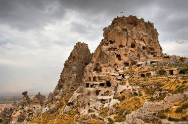 Kapadokya 'nın Uchisar antik troglodit köyü (Merkez Anadolu, Türkiye). Peri Bacaları
