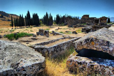 Antik Roma harabeleri Hierapolis 'in (Anadolu, Türkiye) panoramik manzarası. Pamukkale 'nin doğal kaplıcalarının yanında. Necropolis. Mezarlar