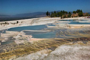 Pamukkale (Anadolu, Türkiye) antik Roma hamamlarının panoramik manzarası. Hierapolis 'in Roma harabelerinin yanında. Doğal teraslar. 