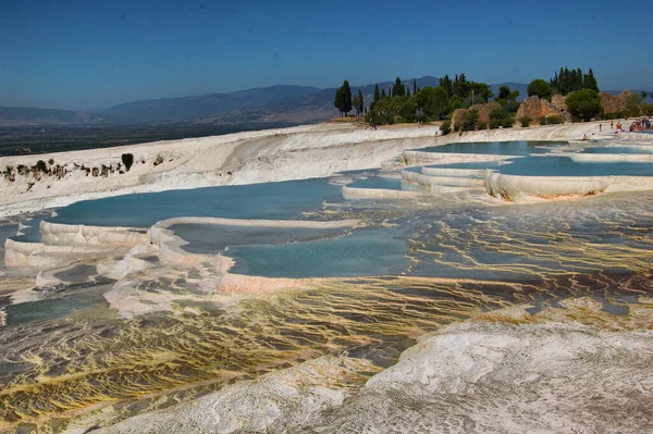 Pamukkale (Anadolu, Türkiye) antik Roma hamamlarının panoramik manzarası. Hierapolis 'in Roma harabelerinin yanında. Doğal teraslar. 