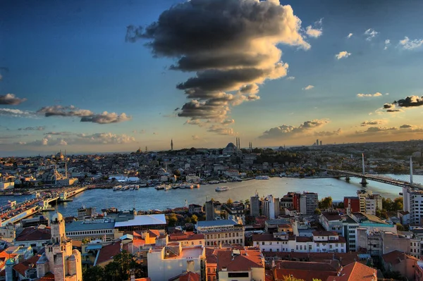 İstanbul manzarası Galata Kulesi 'nden (İstanbul, Türkiye). Boğaz. Boğaz. Gün batımında Altın Boynuz