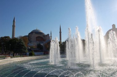 Türkiye 'deki İstanbul' un ana mekan ve eserlerine bir bak. Santa Sofia Müzesi (Ayasofya) veya Hagyasofya. 