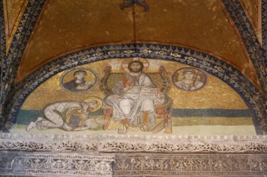 Türkiye 'deki İstanbul' un ana mekan ve eserlerine bir bak. Santa Sofia Müzesi (Ayasofya) veya Hagyasofya. Tavanda eski resimler var. Pantokrator