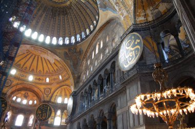 Türkiye 'deki İstanbul' un ana mekan ve eserlerine bir bak. Santa Sofia Müzesi (Ayasofya) veya Hagyasofya. Tavandaki eski resimler..