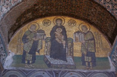 Türkiye 'deki İstanbul' un ana mekan ve eserlerine bir bak. Santa Sofia Müzesi (Ayasofya) veya Hagyasofya. Tavandaki eski resimler.. 