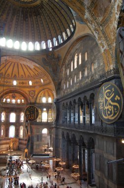 Türkiye 'deki İstanbul' un ana mekan ve eserlerine bir bak. Santa Sofia Müzesi (Ayasofya) veya Hagyasofya. Tavandaki eski resimler.. 