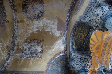 Türkiye 'deki İstanbul' un ana mekan ve eserlerine bir bak. Santa Sofia Müzesi (Ayasofya) veya Hagyasofya. Tavandaki eski resimler.. 