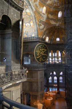 Türkiye 'deki İstanbul' un ana mekan ve eserlerine bir bak. Santa Sofia Müzesi (Ayasofya) veya Hagyasofya. Tavandaki eski resimler.. 