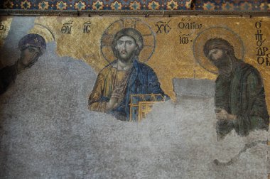 Türkiye 'deki İstanbul' un ana mekan ve eserlerine bir bak. Santa Sofia Müzesi (Ayasofya) veya Hagyasofya. Tavanda eski resimler var. Pantokrator