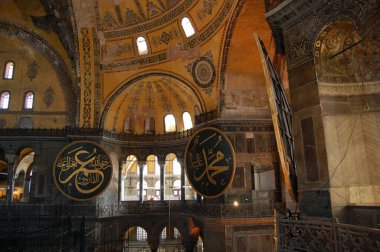 Türkiye 'deki İstanbul' un ana mekan ve eserlerine bir bak. Santa Sofia Müzesi (Ayasofya) veya Hagyasofya. Tavandaki eski resimler.. 