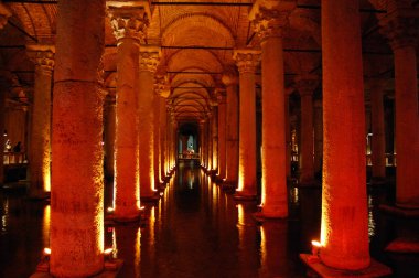 Türkiye 'deki İstanbul' un ana mekan ve eserlerine bir bak. Antik Roma su depoları. Aydınlatılmış sütunlar
