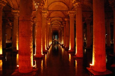 Türkiye 'deki İstanbul' un ana mekan ve eserlerine bir bak. Antik Roma su depoları. Aydınlatılmış sütunlar